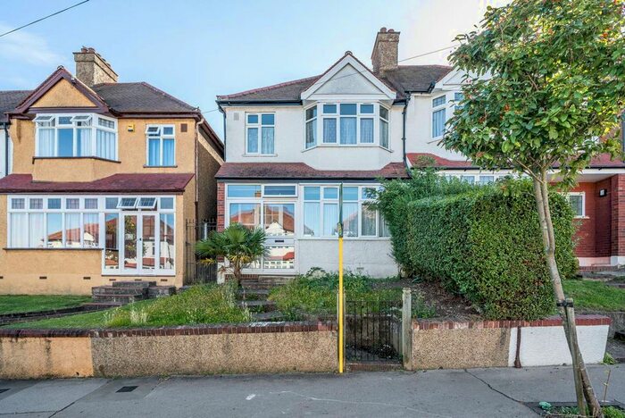 3 Bedroom Flat To Rent In Isham Road, Norbury, London, SW16