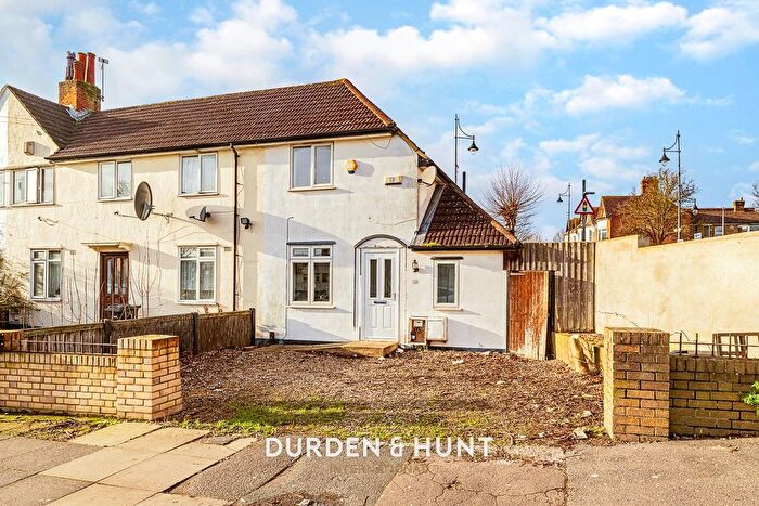 2 Bedroom End Of Terrace House To Rent In Theydon Grove, Woodford Green, IG8