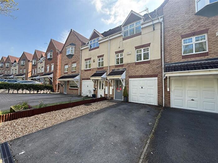 3 Bedroom Town House For Sale In Crowswood Drive, Stalybridge, SK15