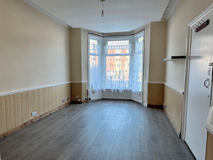 1 Bedroom Flat To Rent In Woodlands Road, Ilford, Essex, IG1