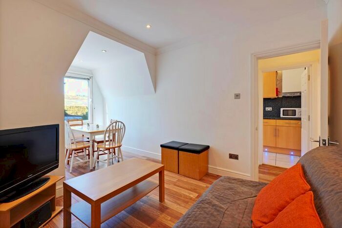 2 Bedroom Flat To Rent In New Road, Rochester, ME1