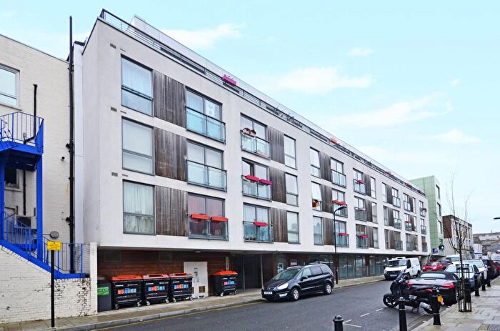 3 Bedroom Flat To Rent In Klein Wharf, Islington, London, N1