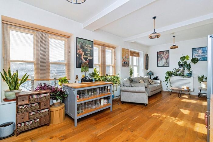 2 Bedroom Flat For Sale In George Street, Teignmouth, TQ14