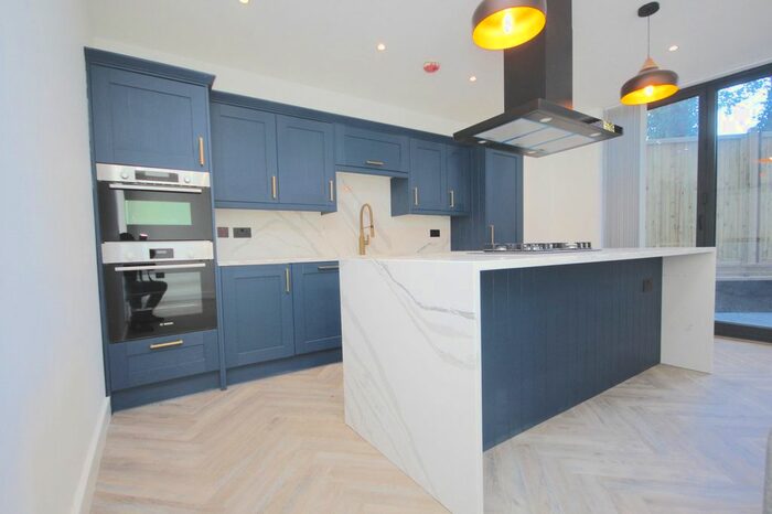 3 Bedroom Flat To Rent In Fairview Road, Oakwood Apartments, London, SW16
