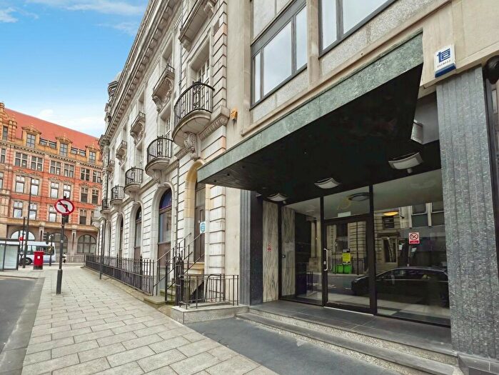 2 Bedroom Flat To Rent In South Parade, Leeds, West Yorkshire, LS1