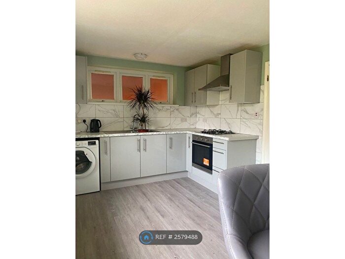 2 Bedroom Flat To Rent In Lansdowne Court, Slough, SL1