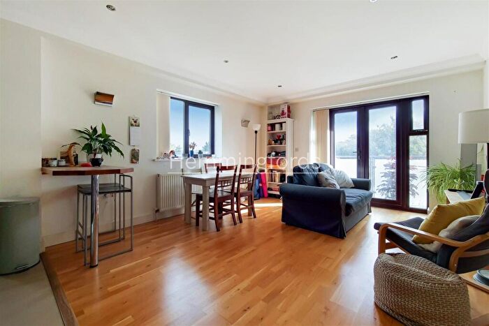 2 Bedroom Apartment To Rent In Maple Leaf Court, Broomfield Lane, Palmers Green, N13