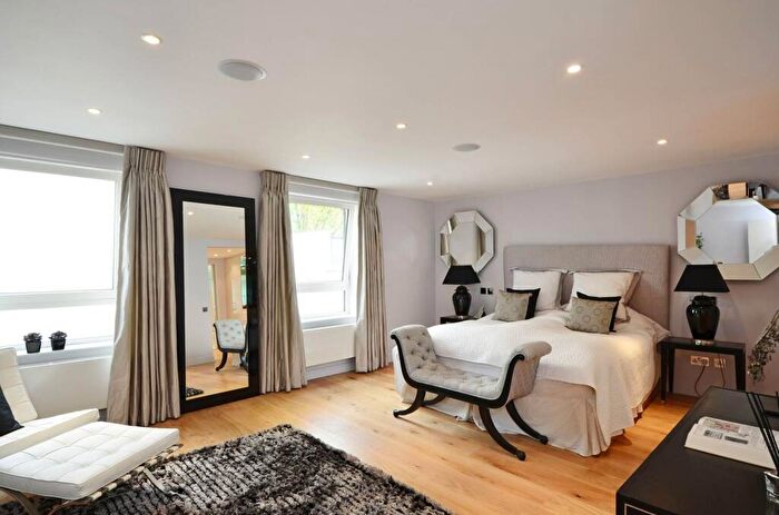 2 Bedroom Flat To Rent In Drayton Gardens, Chelsea, London, SW10