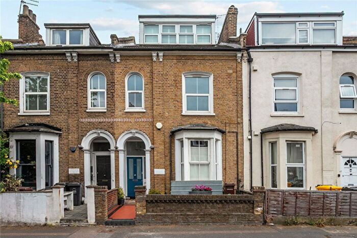 3 Bedroom Flat For Sale In Cricketfield Road, London, E5
