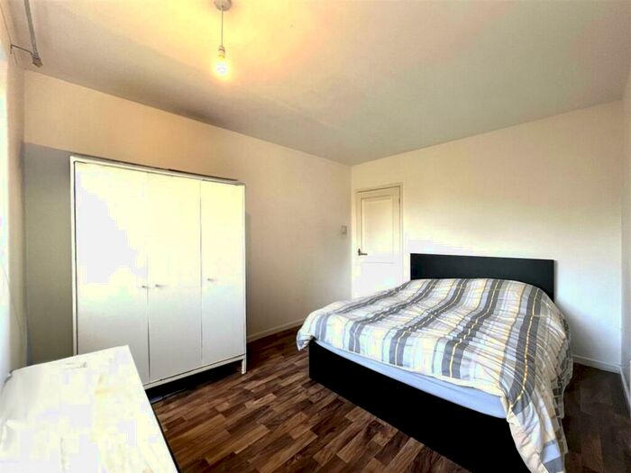 2 Bedroom Apartment To Rent In Brooklands Crescent, Sale, M33