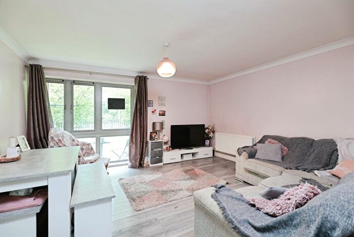 2 Bedroom Flat For Sale In Hartswood Close, Bushey, WD23