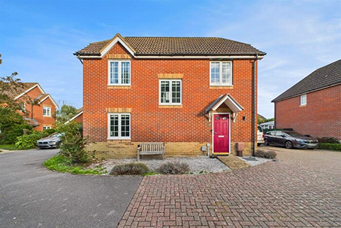 3 Bedroom Detached House For Sale In Deer Close, Chichester, PO19