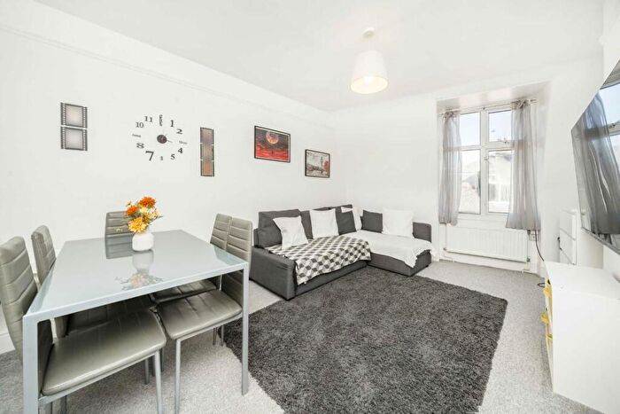 2 Bedroom Flat To Rent In Upper Richmond Road West, Richmond, SW14