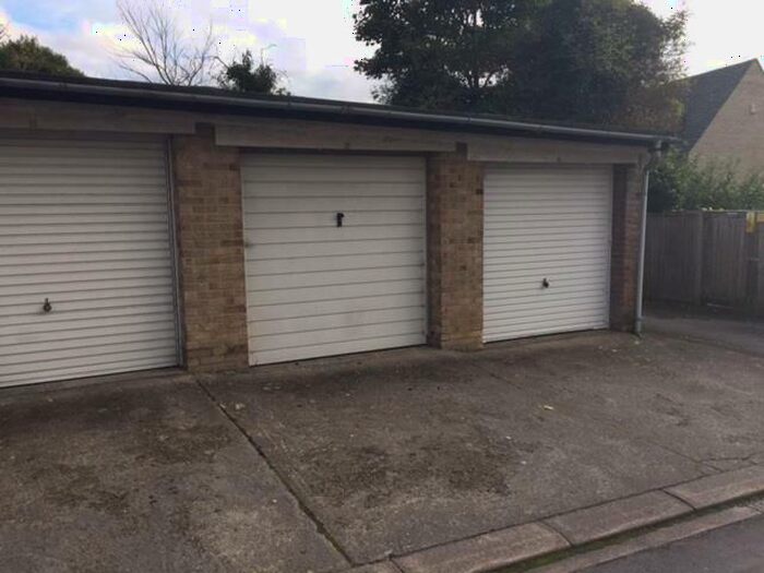 Garage / Parking To Rent In Millway Close, Wolvercote, OX2