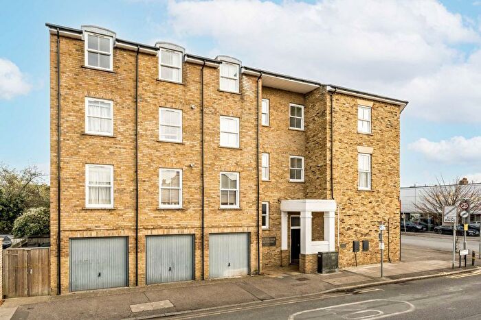 2 Bedroom Flat To Rent In Montague Road, Wimbledon, SW19