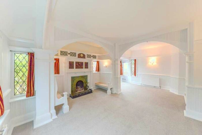 3 Bedroom Semi-Detached House To Rent In Blenheim Road, AL1