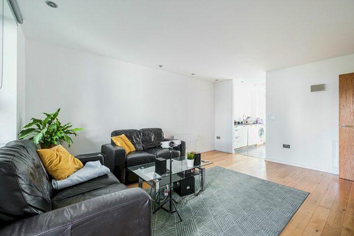 3 Bedroom Flat To Rent In The Retreat, Earlsfield, SW18