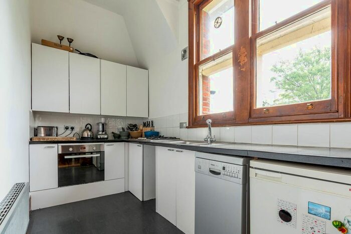 3 Bedroom Flat To Rent In St Matthews Road, Brixton, London, SW2