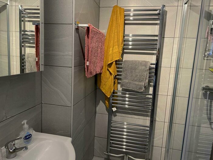 4 Bedroom Semi-Detached House To Rent In The Chase, Guildford, GU2