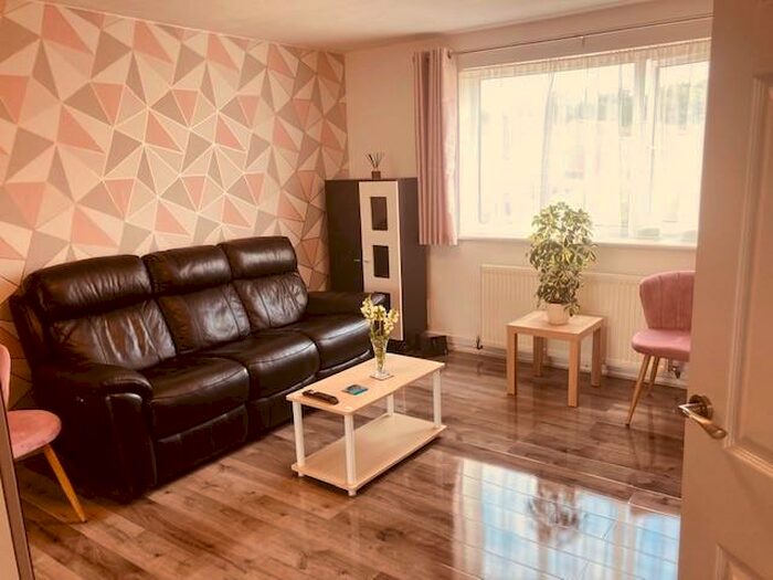 2 Bedroom Ground Flat To Rent In Slepe Crescent, BH12