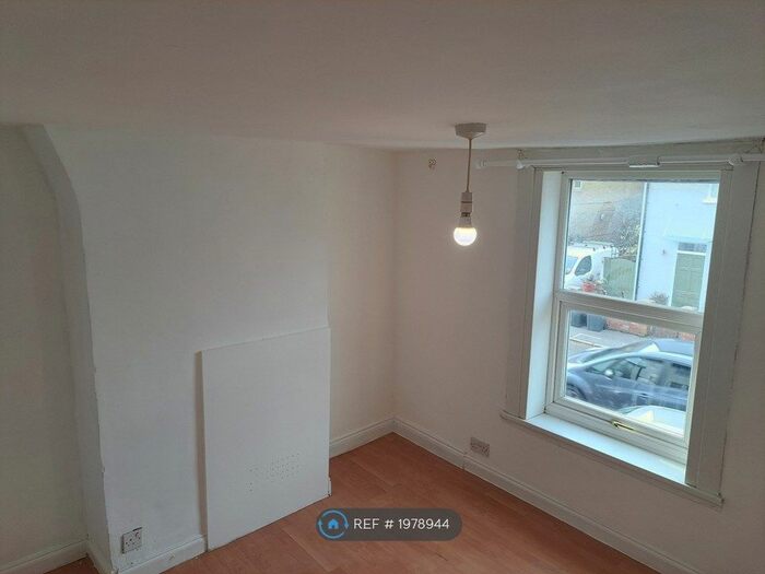 3 Bedroom Semi-Detached House To Rent In Gloucester Road, Croydon, CR0