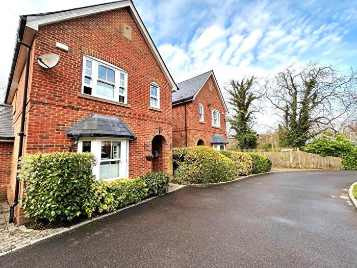 3 Bedroom Detached House To Rent In Station Approach, Guildford, GU3