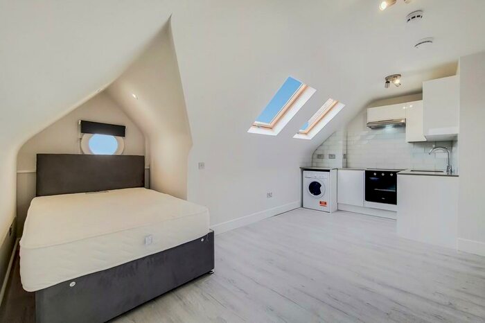 Studio To Rent In The Drive, London, NW11