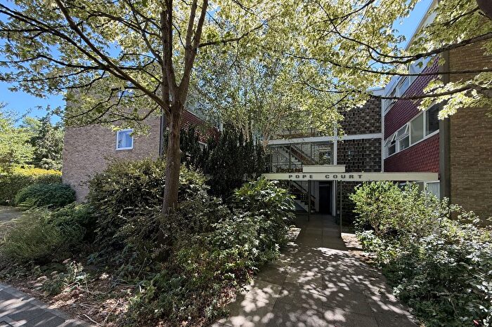 2 Bedroom Flat To Rent In Parkleys, Richmond, TW10