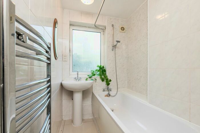 3 Bedroom Flat To Rent In Perryn Road, London, SE16