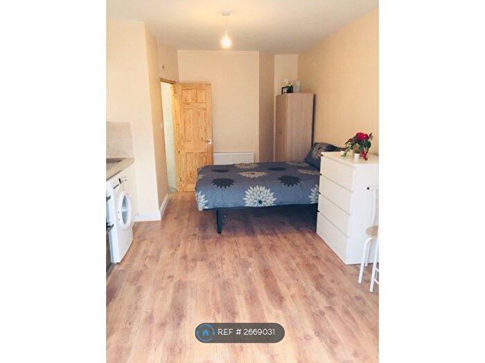 Studio To Rent In Grenoble Gardens, London, N13
