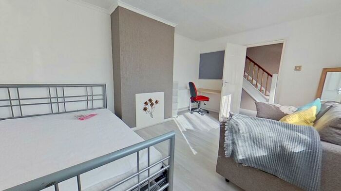 4 Bedroom Semi-Detached House To Rent In Cabell Road, Guildford, GU2