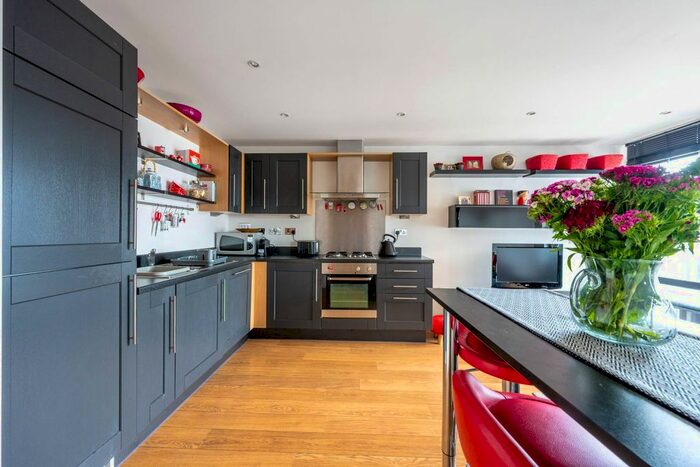 2 Bedroom Flat To Rent In Scott Avenue, Putney, London SW15