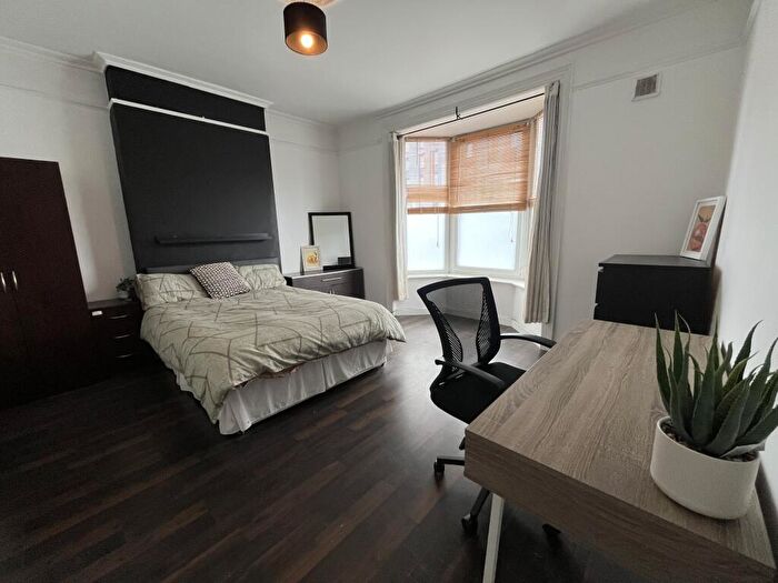 3 Bedroom Terraced House To Rent In Decked Bar/Entertainment // Luxury // West End // July, LN1