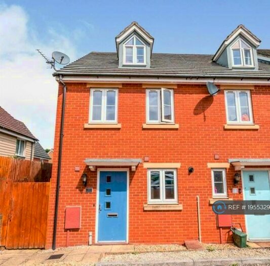 3 Bedroom End Of Terrace House To Rent In Arnold Road, Mangotsfield, Bristol, BS16
