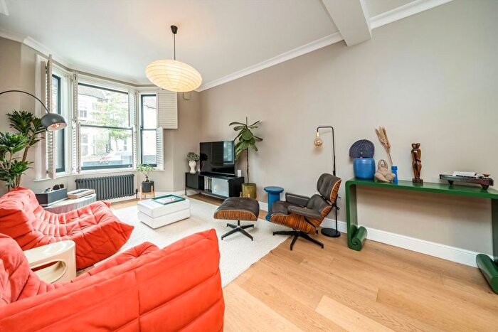 3 Bedroom Property For Sale In Alfearn Road, Clapton, E5 - Photo 2