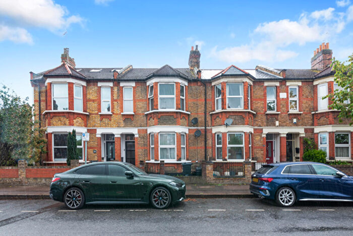 2 Bedroom Apartment For Sale In Pulteney Road, London, E18