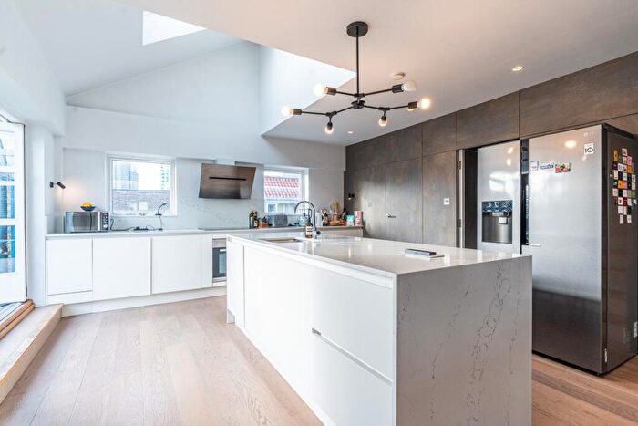 3 Bedroom Apartment For Sale In City Pavilion, Chilton Street, Tower Hamlets, E2