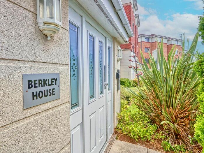 2 Bedroom Flat To Rent In Berkley House, Forge Drive, Chesterfield, Derbyshire, S40