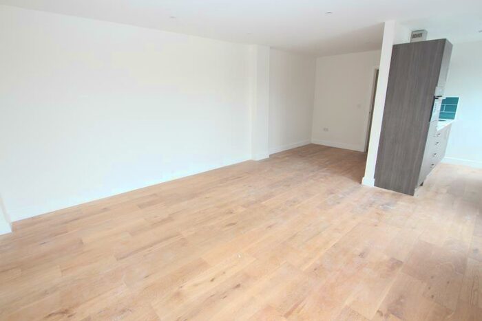 Apartment To Rent In Woking, GU21
