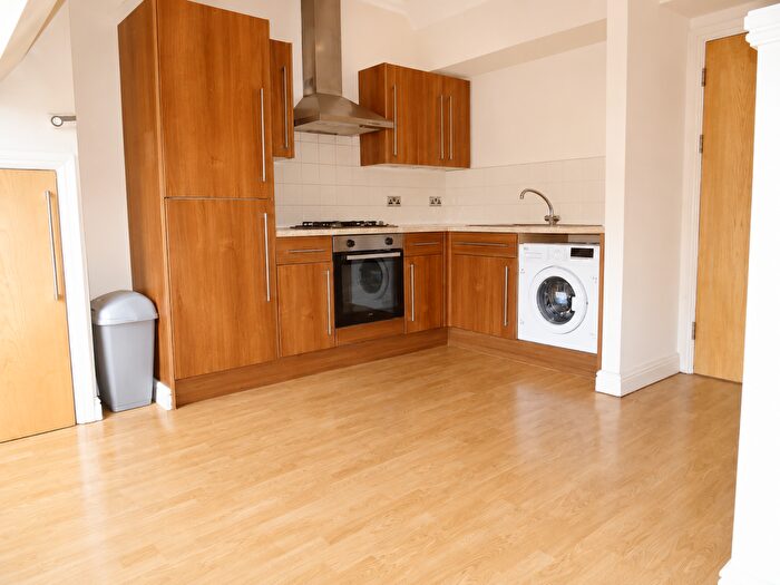 2 Bedroom Flat To Rent In Broadway, Treforest, CF37