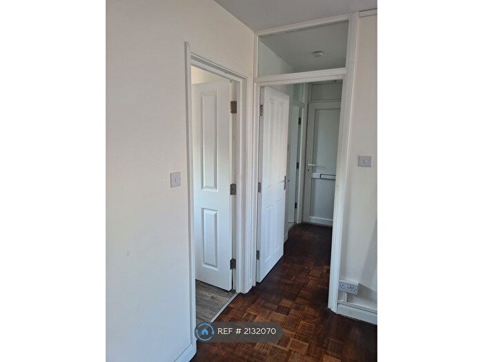 1 Bedroom Flat To Rent In Dee Road, Richmond, TW9