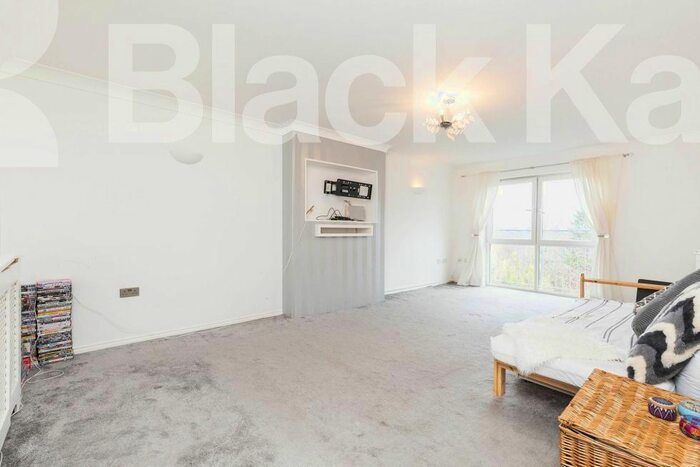 2 Bedroom Flat To Rent In Montague Close, High Barnet, Barnet, EN5