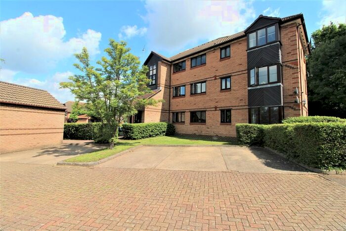 2 Bedroom Apartment To Rent In Bornedene, Potters Bar, EN6