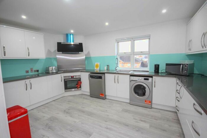 3 Bedroom Flat To Rent In Ogden Park, Bracknell, RG12