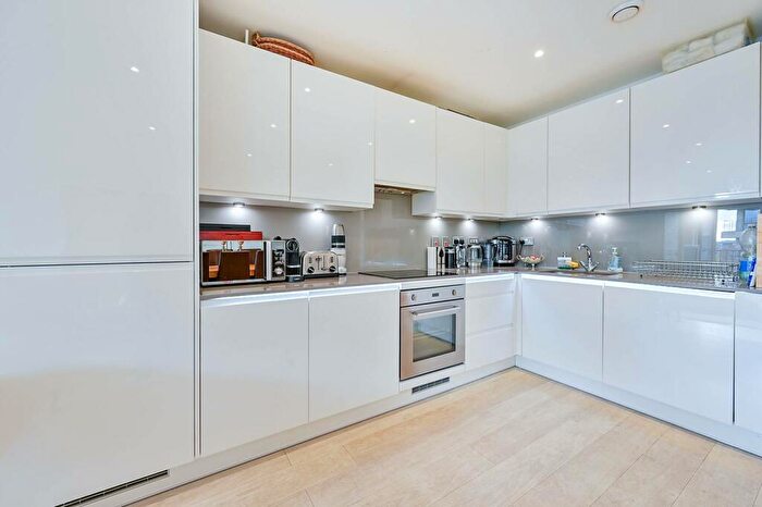 2 Bedroom Flat To Rent In Lakeside Drive, Park Royal, London, NW10