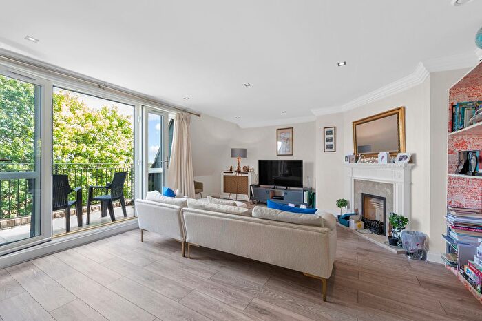 2 Bedroom Flat To Rent In Lansdowne Road, London, SW20