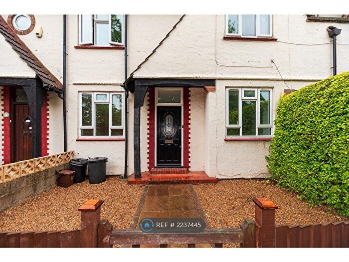 3 Bedroom Maisonette To Rent In Blackshaw Road, London, SW17