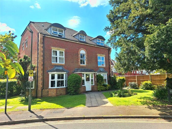 2 Bedroom Apartment To Rent In Pine Gardens, Horley, RH6