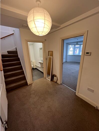 1 Bedroom Semi Detached House To Rent In Golders Green Road, London, NW11