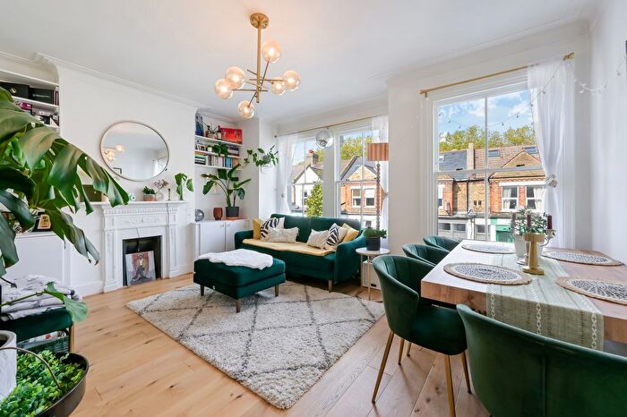 3 Bedroom Flat To Rent In Replingham Road, SW18
